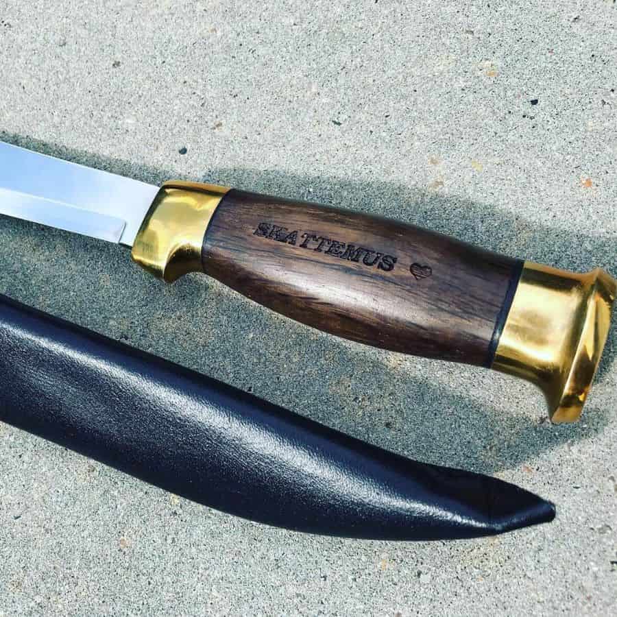 Kniv med personlig gravering i træskaft med messingdetaljer og læderskede