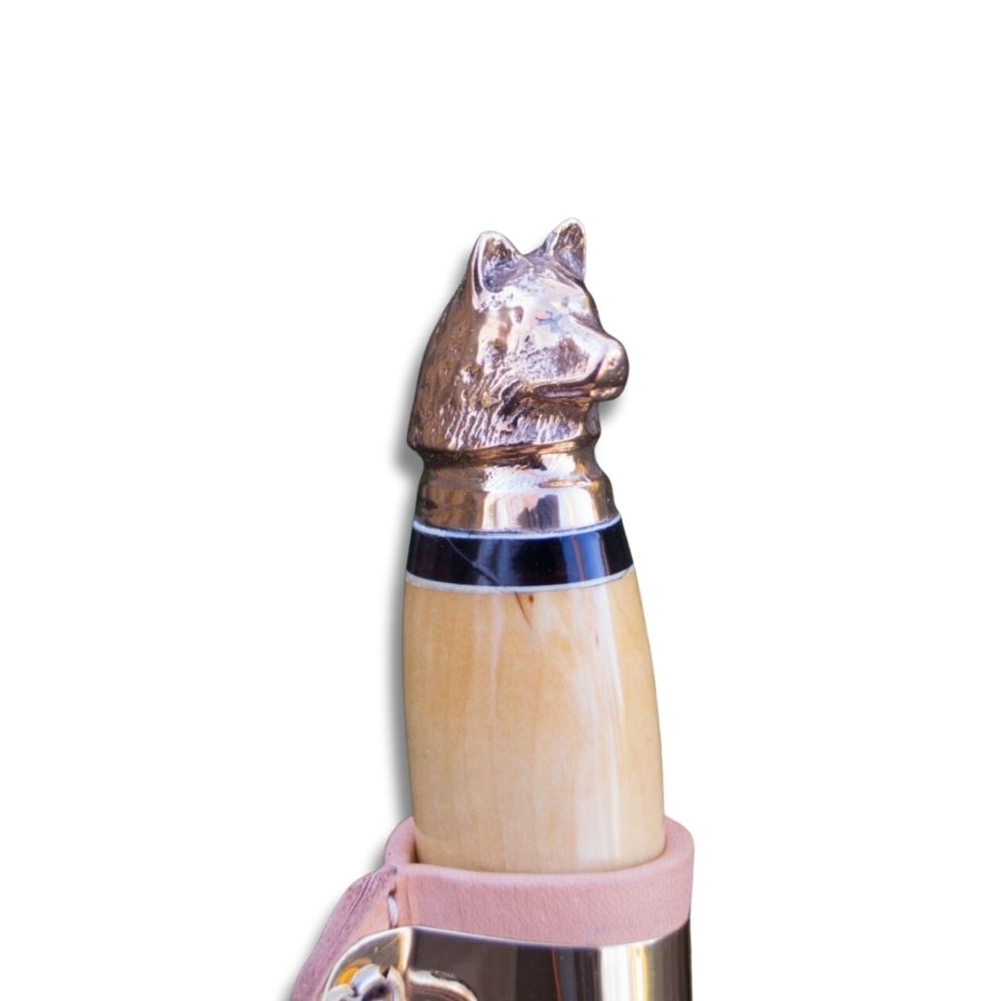 Iisakki Järvenpää Elkhound-kniv med skarp, slank stålklinge og ergonomisk formet træskaft i klassisk finsk jagtdesign.