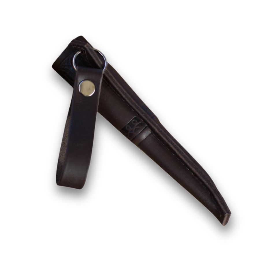 isakki Järvenpää Askare-kniv med kort, stærk stålklinge og ergonomisk formet træskaft i traditionelt finsk design.