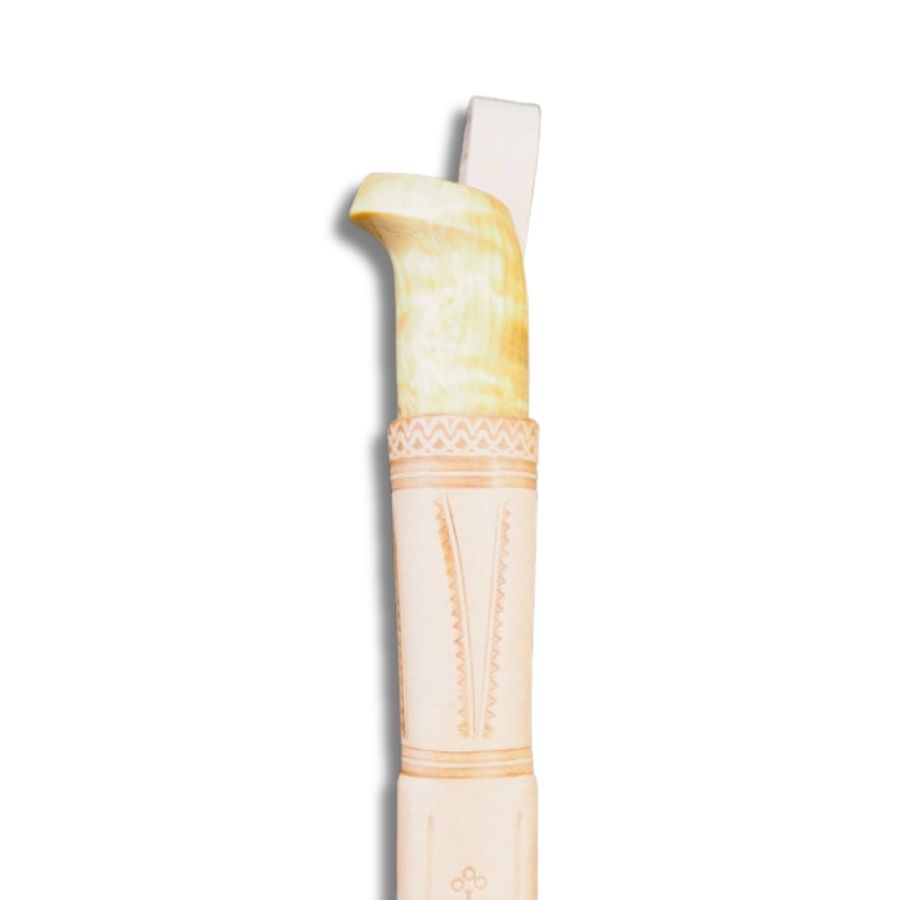 Iisakki Järvenpää snittekniv med slank, skarp stålklinge og ergonomisk formet træskaft i traditionelt finsk design.
